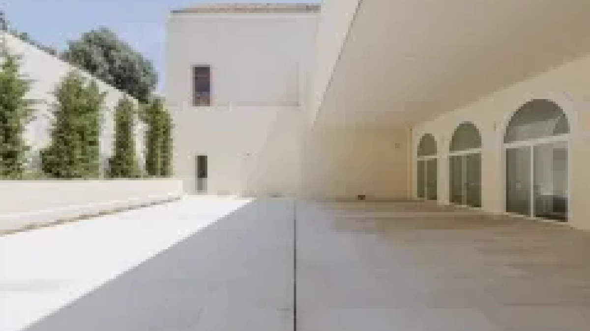 Minimalist White Courtyard for Outdoor Cocktail Parties