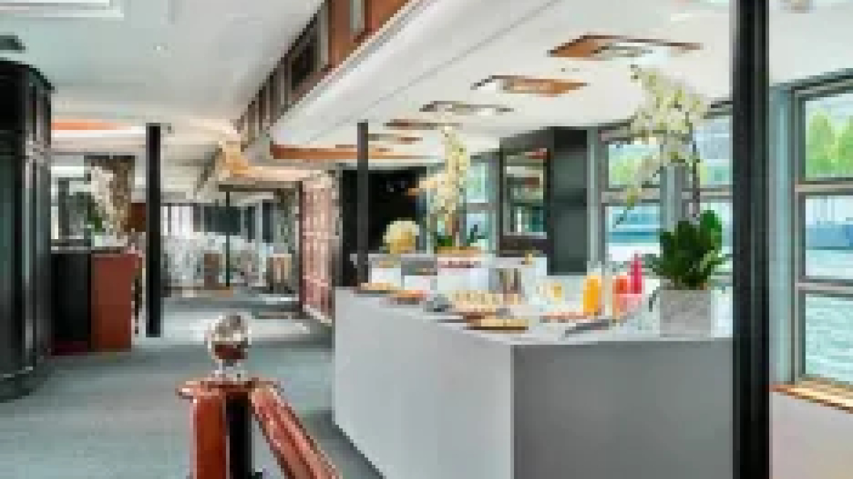 Majestic cruise for large corporate events